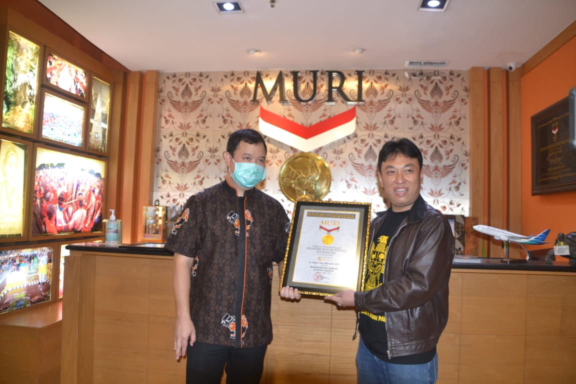 Luar Biasa, Pengusaha Aquarium Victor Suci Mantiri Raih Rekor MURI