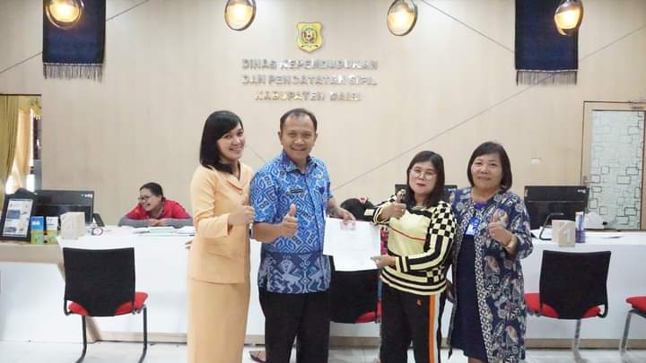 Kadis Dukcapil Serahkan 115 KIA dan 9 Akta Lahir di Dua Sekolah Dasar