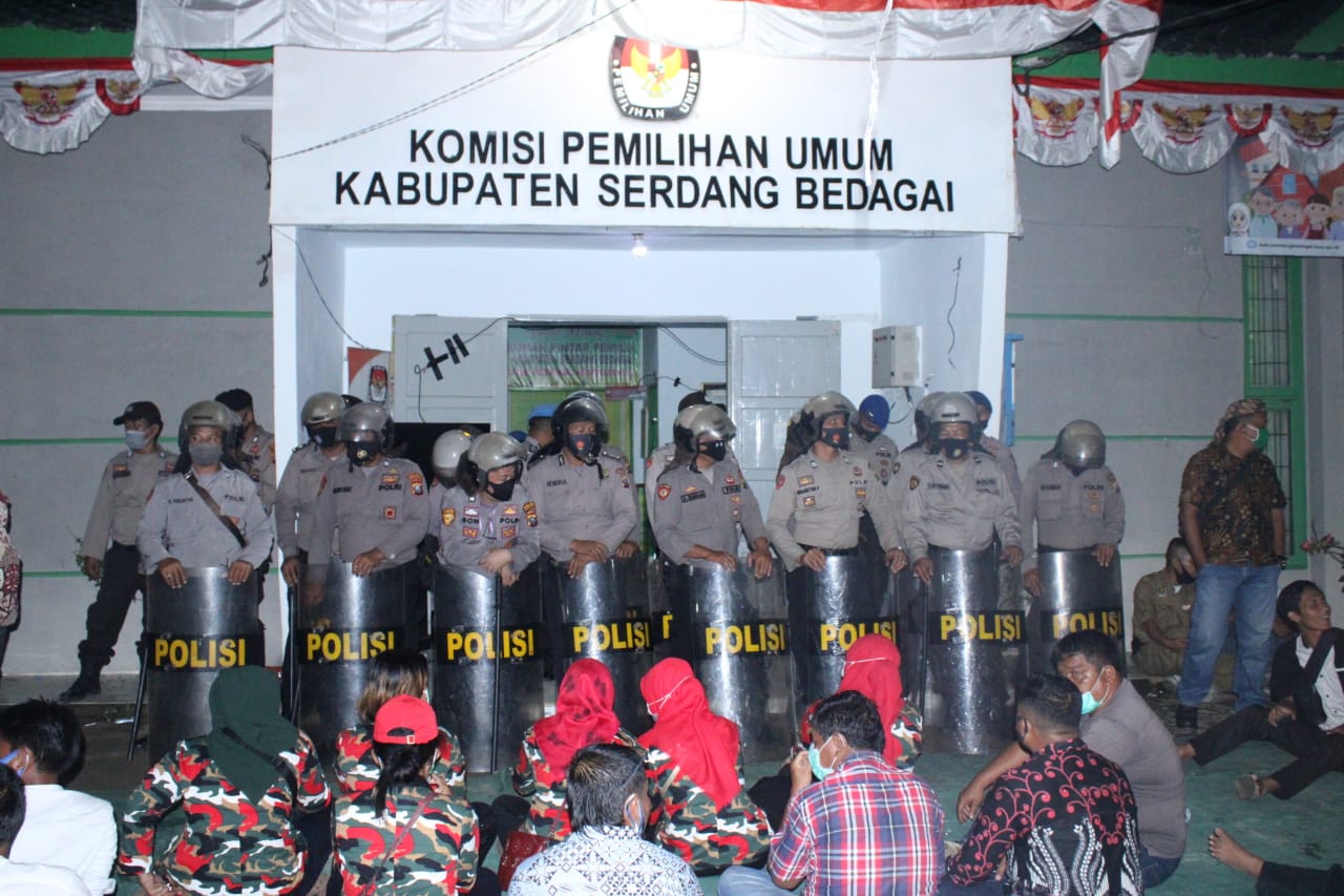 Ratusan Personel Polres Serdang Bedagai Amankan  Kantor KPU Sergai