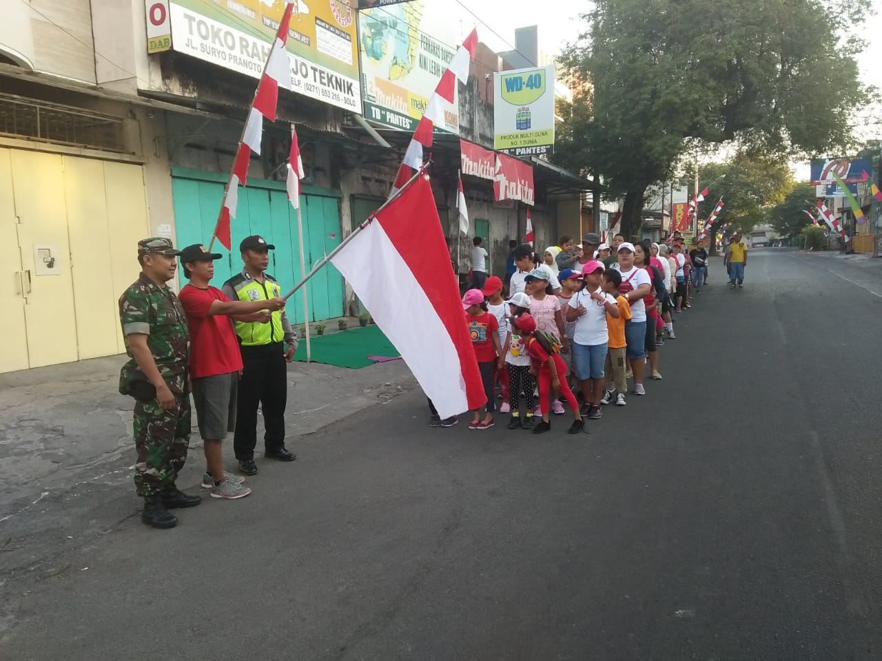 Babinsa Dan Bhabinkamtibmas PAM Jalan Santai Di Kelurahan Kepatihan Wetan