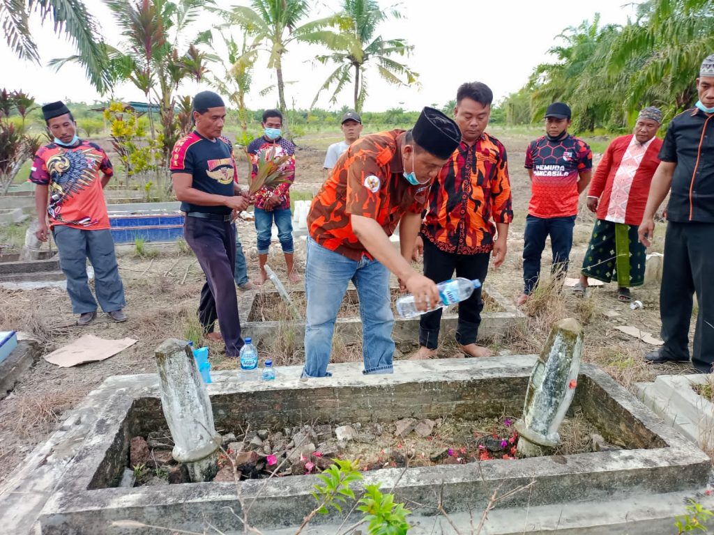 Menyambut HUT PP ke 62 ;  PAC.Pemuda Pancasila Panai Hulu Ziarah Kemakam Beberapa Kader.PP