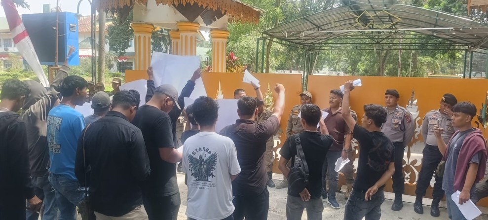 Mahasiswa Bersama PELITA Gruduk Kantor Bupati Langkat Agar Diskotik Bluenight Segera Dirobohkan