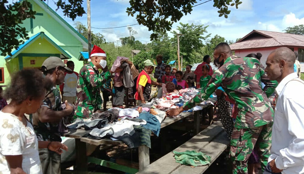 Jelang Tahun Baru 2021, Satgas Yonif MR 413 Bagikan Kaos Layak Pakai Kepada Warga Perbatasan RI-PNG