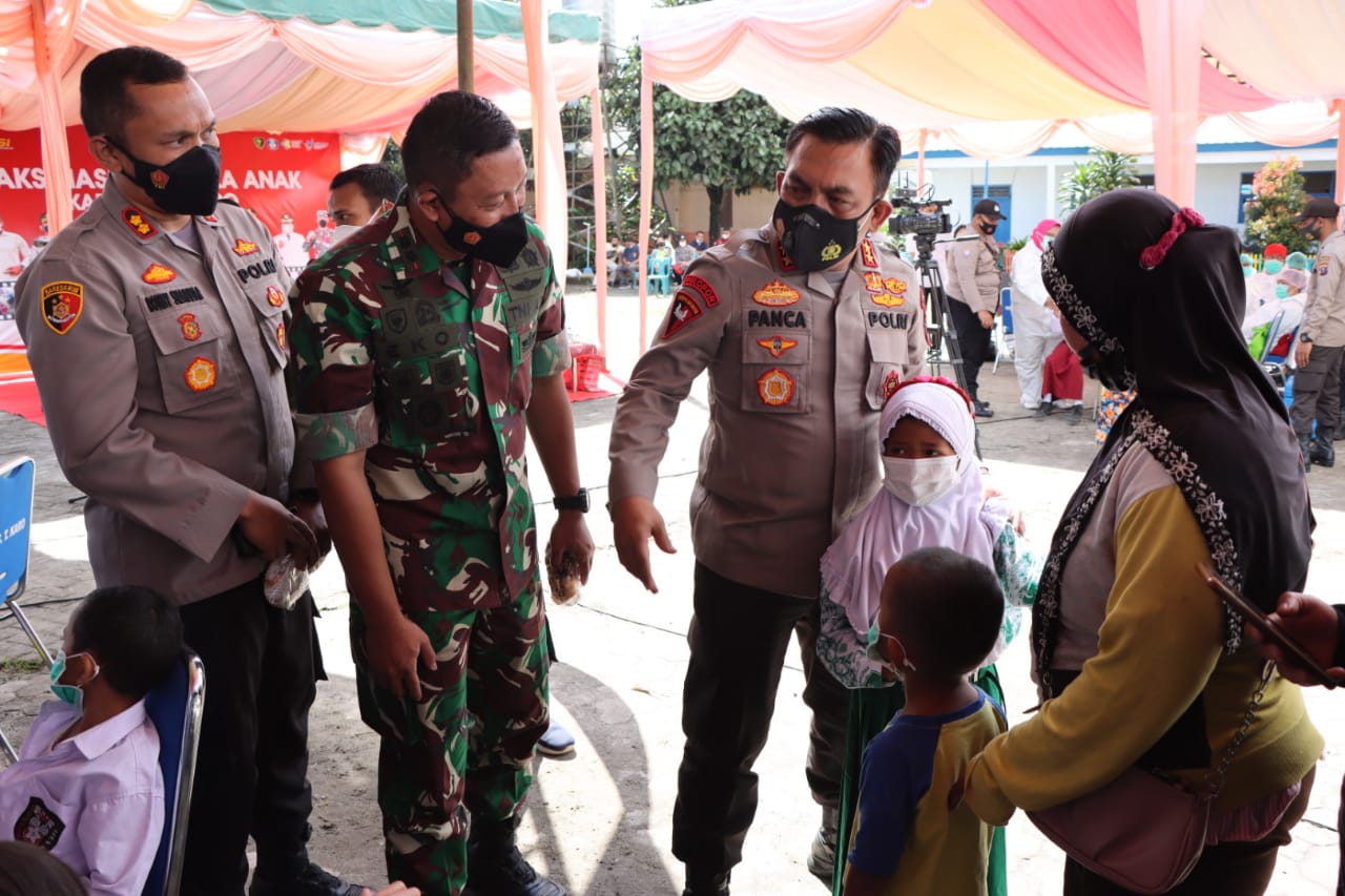 Kapolda Sumut dan Kasdam I Bukit Barisan Pantau Kegiatan Vaksinasi Serentak Indonesia di Karo