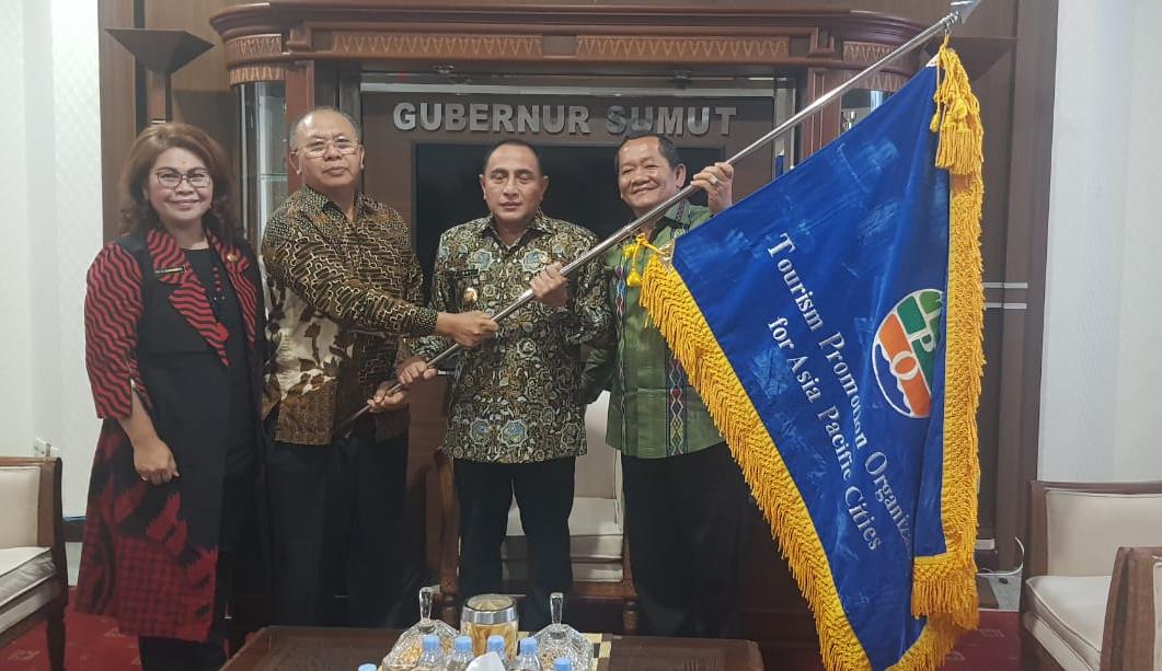 Bupati Sergai dan Samosir Serahkan Bendera Tourism Promotion Organization Kepada Gubsu