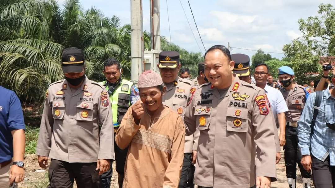 Muhadi difasilitasi Polres Labuhanbatu untuk pulang ke kampung halamannya di Trenggalek