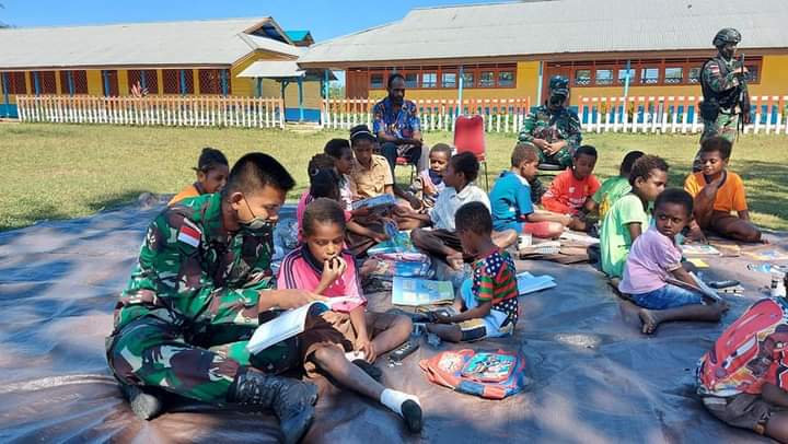 Anak-Anak Perbatasan Sambut Ceria Kedatangan Perpustakaan Keliling Yonif 125/SMB