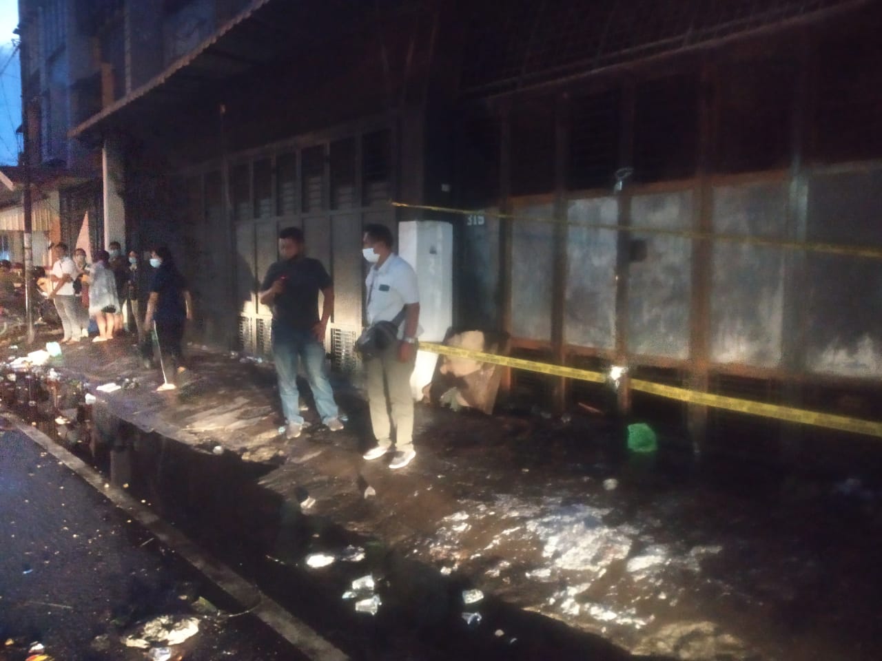 Polsek Medan Area Bantu Evakuasi Korban Kebakaran 5 Unit Ruko di Jl. Rahmadsyah Kota Matsum