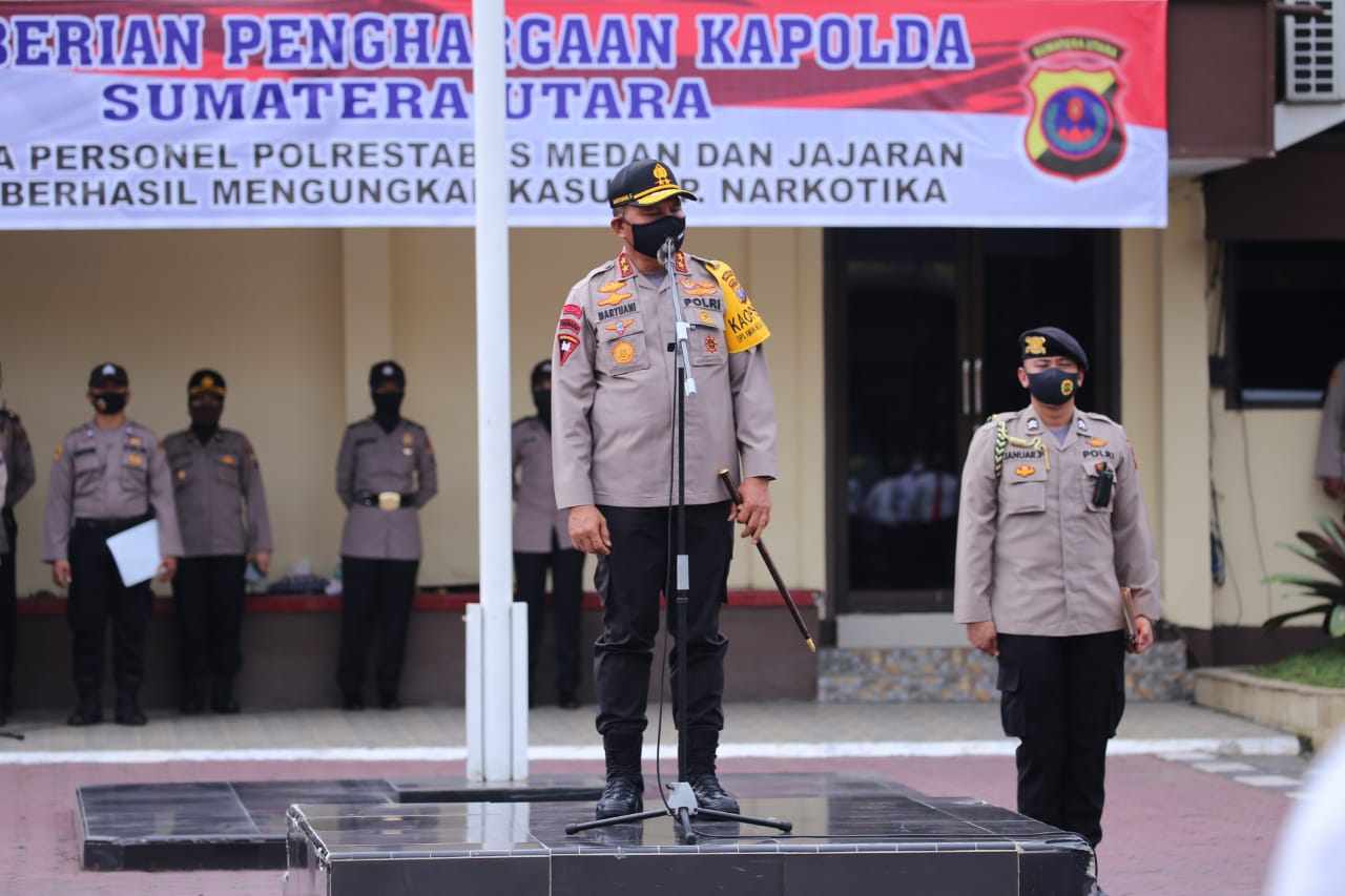 Kapolda Sumut Beri Penghargaan kepada 49 Personil Polrestabes Medan Prestasi Ungkap Kasus Narkotika