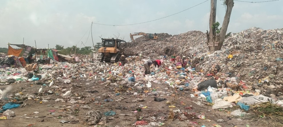 Tumpukan Sampah Menggunung Hingga Ketepi Jalan, Oknum Petugas DLH Binjai Diduga Pungli