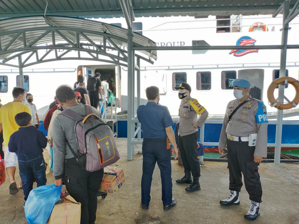 Kapolsek KKP Batam Pantau Aktivitas Penumpang di Pelabuhan Domestik Sekupang