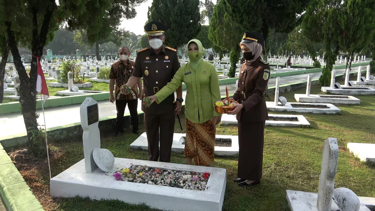 Peringati HBA dan Ultah IAD, Kejati Sumut Gelar Upacara dan Ziarah ke Taman Makam Pahlawan