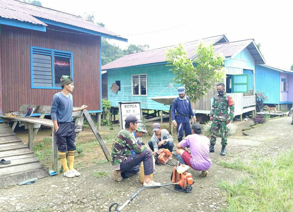 Satgas Pamtas RI-MLY Yonif Raider 200/Bhakti Negara bersama Warga membersihkan Lapangan Kampung