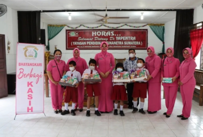 Bhayangkari Cabang Kota Deli Serdang Bagikan Bingkisan dan Tali Asih Kepada Disabilitas