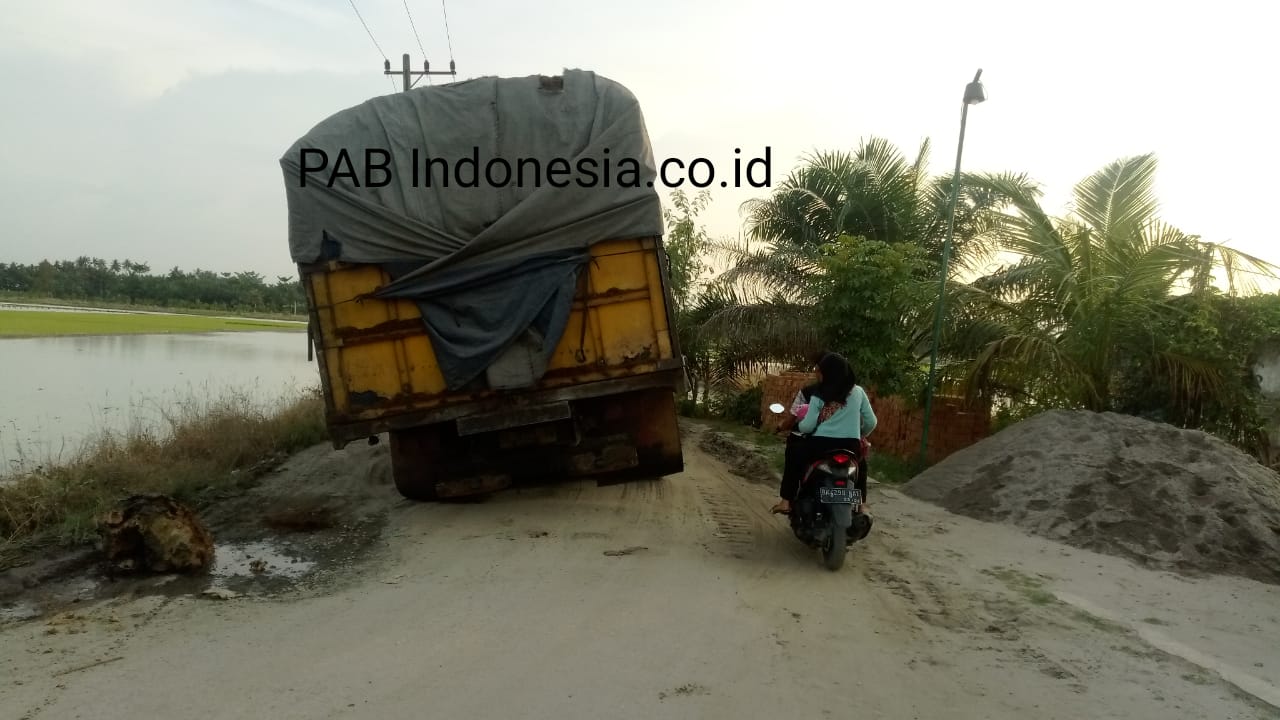 Halangi Jalan, Mobil Fuso Muatan 30 Ton Serbuk Batang Sawit Terbenam