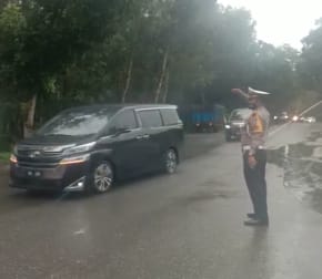 Satuan Lalu Lintas Polres Batu Bara Beri Pengawalan Extra Kepada Menteri Sosial Ke Lintas Timur