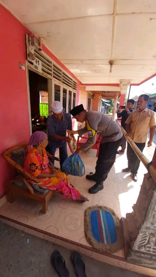 Sat Binmas Polres Madina Salurkan Bantuan Sembako Kepada Lansia Kurang Mampu