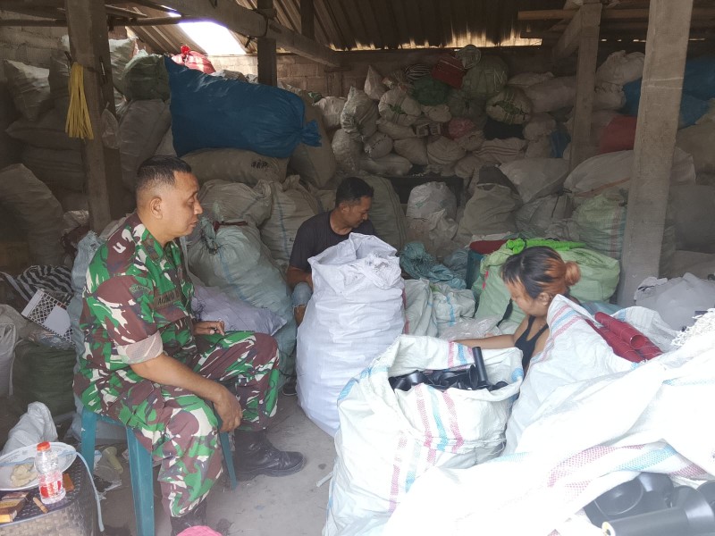 Musim Kemarau, Babinsa Ingatkan Pengusaha Rosok Waspada Kebakaran