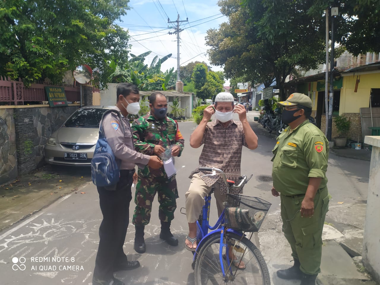 Babinsa dan Bhabinkamtibmas Kemlayan Susuri Kampung Sosialisasikan PPKM dan Bagikan Masker