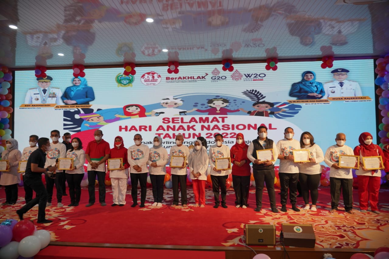 HARI ANAK NASIONAL SUMUT BUPATI PAKPAK BHARAT TERIMA SERTIFIKAT KATEGORI PRATAMA