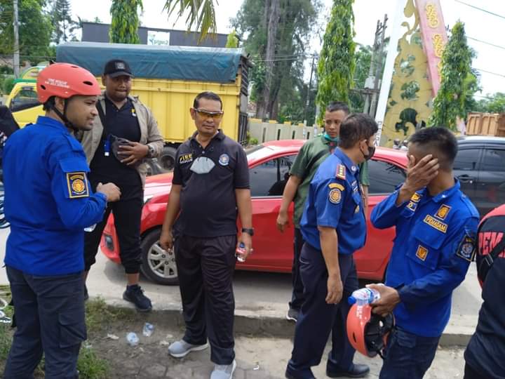 Dinas Damkar Kabupaten Deli Serdang Menyelamatkan Korban Terjebak Di Dalam Gorong-Gorong Dari Gas Be