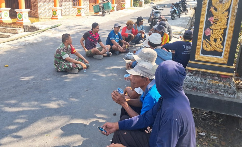 Musim Kemarau, Babinsa Sambi Ingatkan Warga Waspada Bahaya Pembakaran Sampah