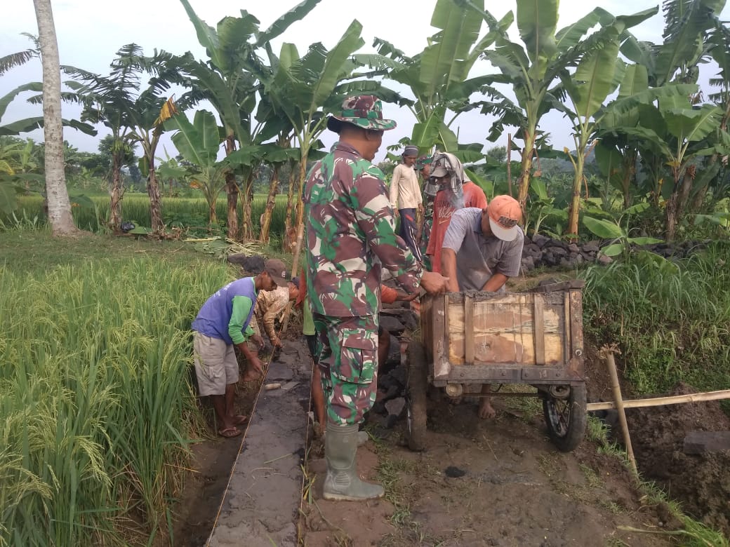 Babinsa Sumber Bantu Warga Membuat JUT