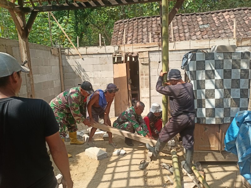Satgas TMMD Tak Kenal Lelah, Rumah Ibu Manisri Perlahan Berubah Jadi Hunian Layak