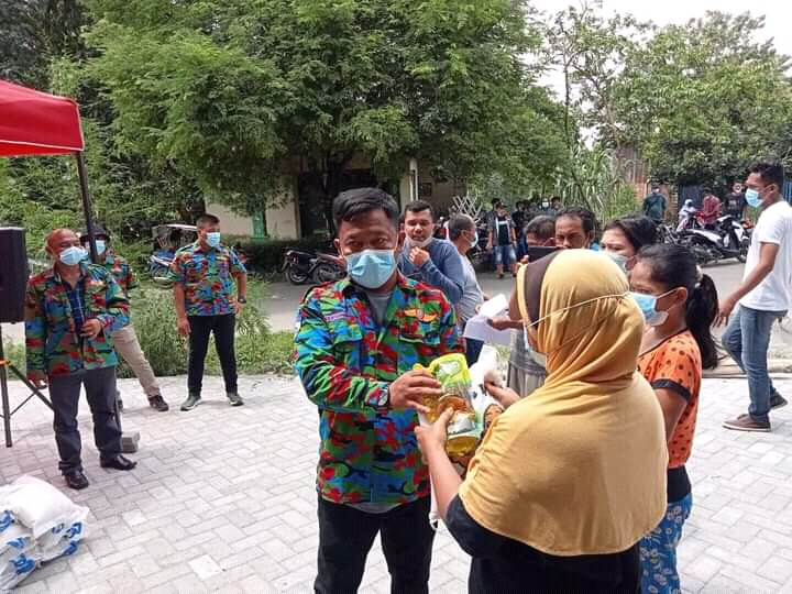 Ketua DPC F.SPTI –K.SPSI Kota Binjai beri Bantuan Sembako kepada Warga