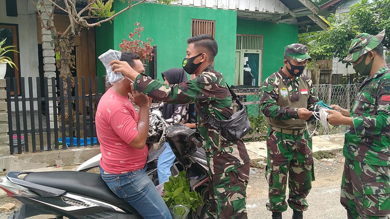 Tekan Penyebaran Corona, Satgas TMMD ke-109 Bagikan Masker