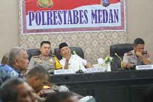 Walikota bersama Kapolrestabes Medan, Nonton Bareng Vidio  Confrence Kapolri