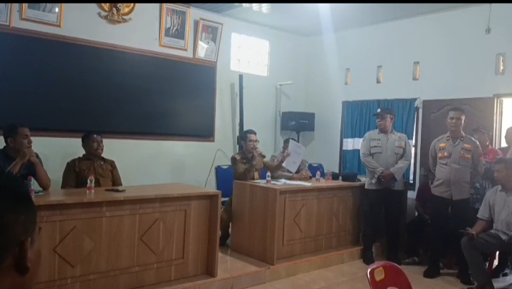 Prahara Kades Dobel Job, Warga Menduga Camat Ada Peran Di Belakangnya