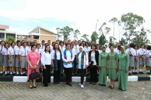 Ketua Umum Bhayangkari Pusat Kunjungi SMA Unggul Del di Jl. YP. Arjuna