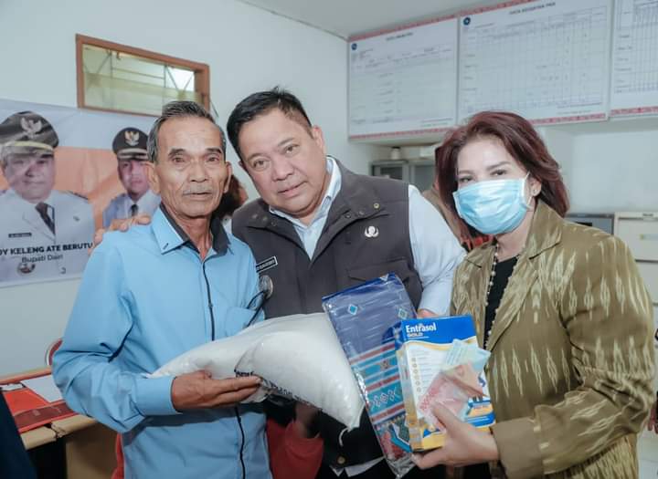 Serahkan Bansos di Berampu, Bupati Dairi Ajak Lansia Edukasi Budi Pekerti pada Kaum Muda