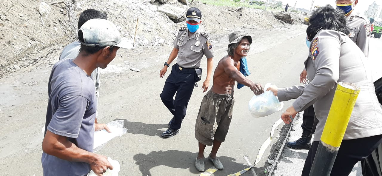 Ditengah Pandemi Corona Polres Pelabuhan Belawan Bantu Masyarakat Kurang Mampu Beri Paket Sembako