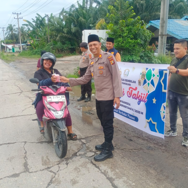 Kapolsek Sungai Sembilan Pembagian Takjil Kepada Masyarakat