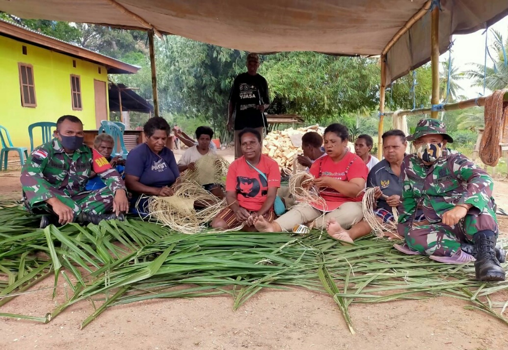 Prajurit Pamtas Yonif 125 Dampingi Warga Membuat Pakaian Adat Suku Yeinan Papua