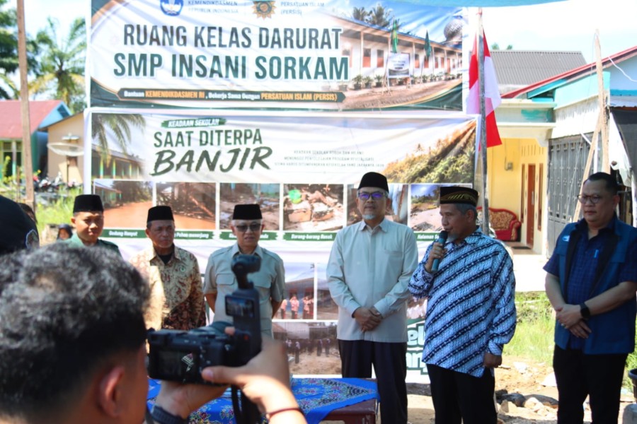 Ketua Umum PP Persis dan Wamen Dikdasmen Kunjungi Sekolah Terdampak Banjir di Sorkam Tapanuli Tengah