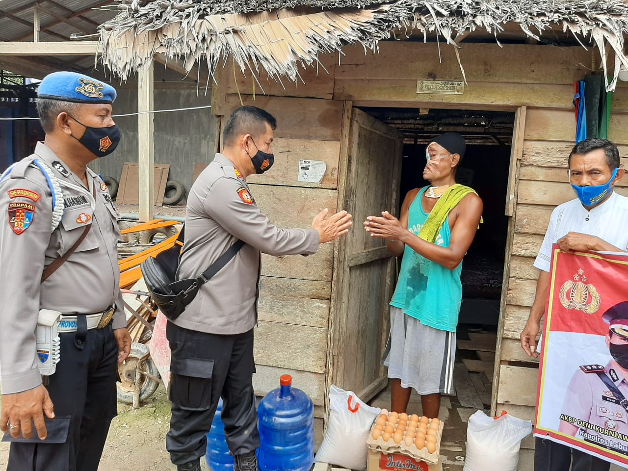 Jumat Berkah di Polsek Panai Tengah ditandai dengan memberikan bantuan pangan kepada Masyarakat Desa