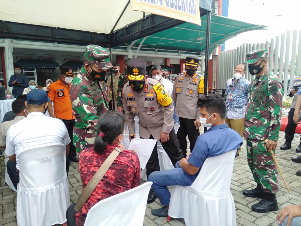 Pangdam I/Bukit Barisan dan Kapolda Sumut Hadiri Vaksinasi Massal Serikat Buruh Deli Serdang