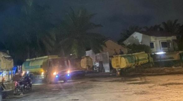 Rumah Makan Di Paya Roba Binjai Jadi Lokalisasi Transaksi CPO Ilegal dan Judi On Line, Kabarnya Aksi 'Kencing' Supir DiBackingi Oknum TNI?