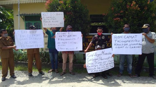 Perangkat Desa Jatimulyo Gelar Aksi Camat Pegajahan: Bersama Muspika sedang melakukan Mediasi 