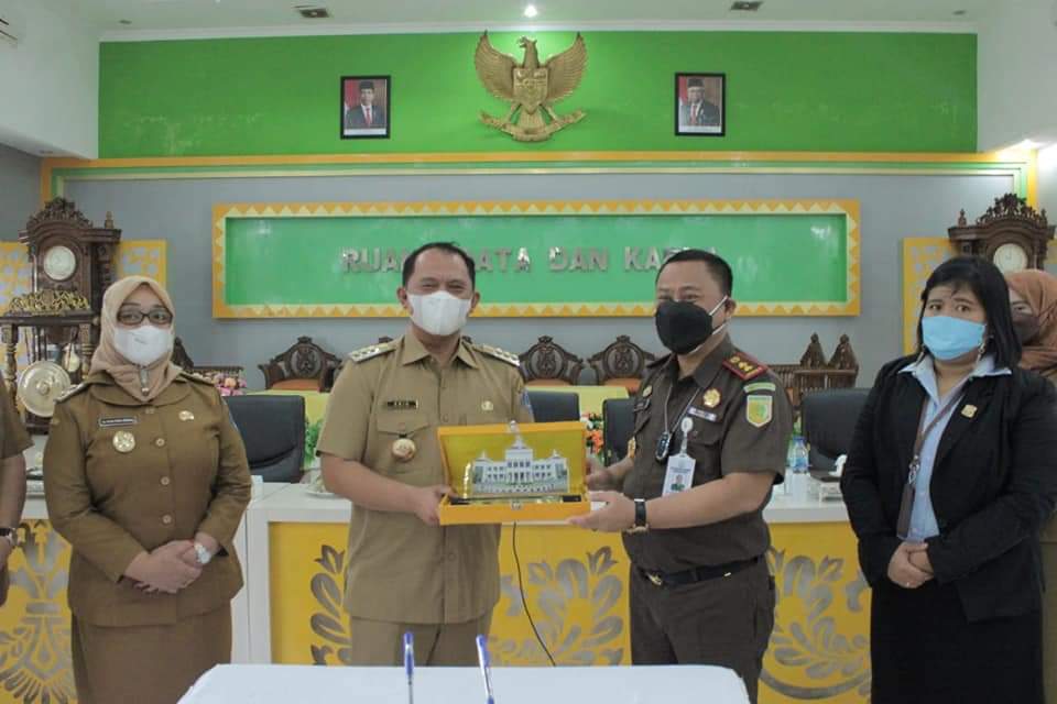 Pemkab Labuhanbatu menandatangani Nota Kesepahaman dengan Kajari Labuhanbatu.