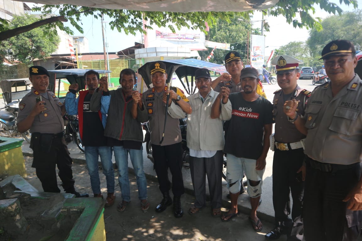 Jelang Natal  Dan Tahun Baru  Kapolres Sergai Sambangi Abang Tukang Becak Perbaungan 