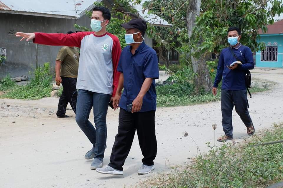 Peduli Pencegahan Covid 19 dr Riski Ramadhan lakukan Penyemprotan Desinfektan ke Desa-Desa