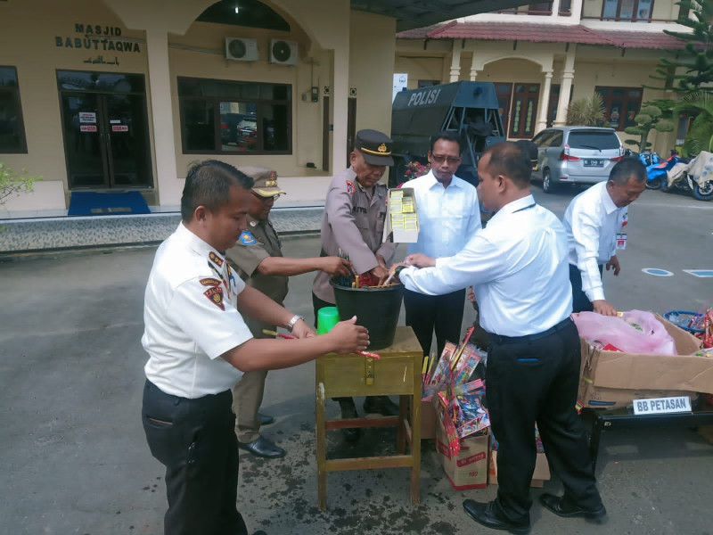Polres Langsa Musnahkan Kembang Api dan Mercon