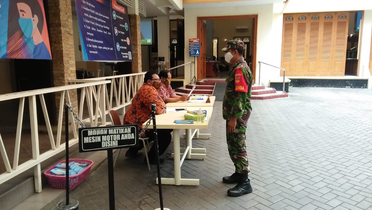 Sertu Rahmad Cek Langsung Prokes AKB di GKJ Coyudan