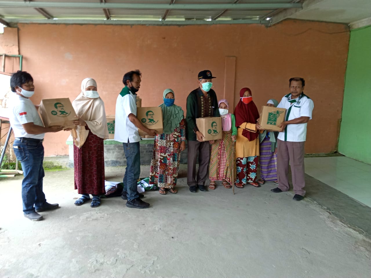 PKB Humbahas Bagikan Sembako Kepada Masyarakat Terdampak Covid -19 
