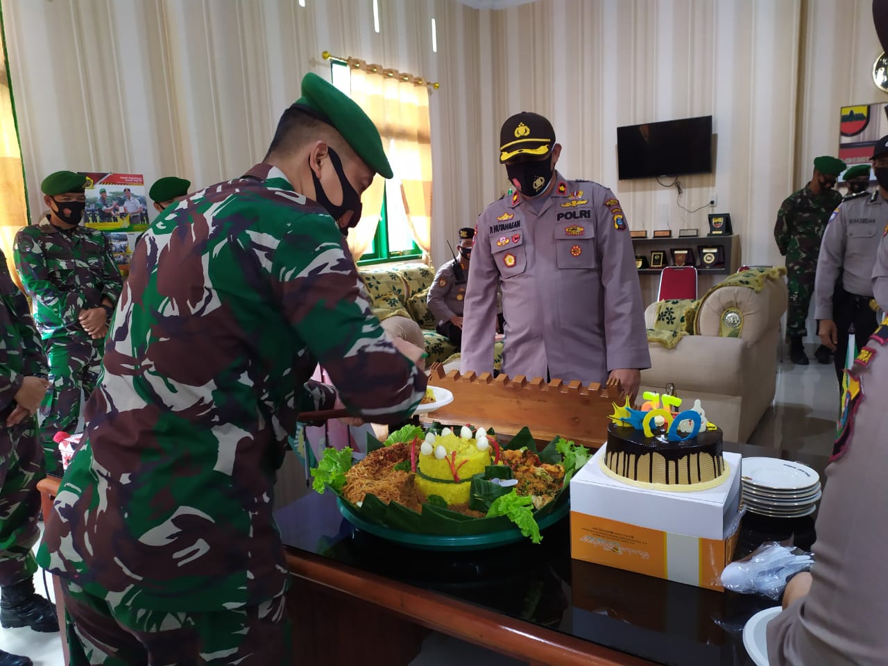 Kasat Sabhara bersama Kapolsek Helvetia Berikan Kejutan kepada Danyon Zipur 1/DD Medan