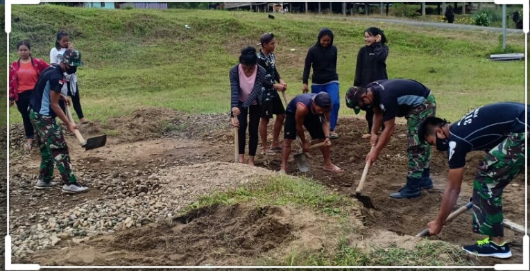 Gotong Royong Pembukaan Lahan Lapangan Voli, Satgas Pamtas RI-MLY Yonif Raider 200/BN